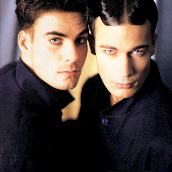 Pinni-lehti 1993 / Hiukset: Tommi Point / Meikki: Marco & Timo Make up for ever / Mallit: Juri Silvennoinen & Caius Wikström / Asut: Christina Cia Lundell / Kuva: Riitta Sourander